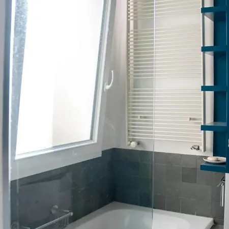 Nice And Bright 61 M With Balcony In Paris פריז