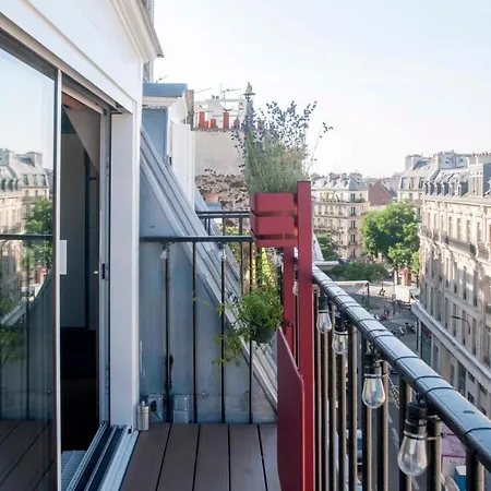 Nice And Bright 61 M With Balcony In Paris
