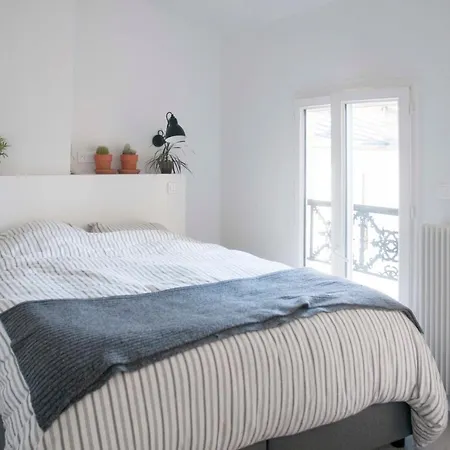 Nice And Bright 61 M With Balcony In Paris פריז